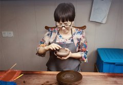 紫砂艺术“巾帼”陈明先：擅长四目手工料作品和朱泥筋纹器